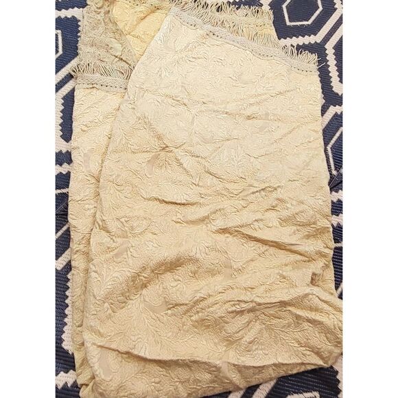 Vintage gold woven damask tablecloth - Picture 2 of 7